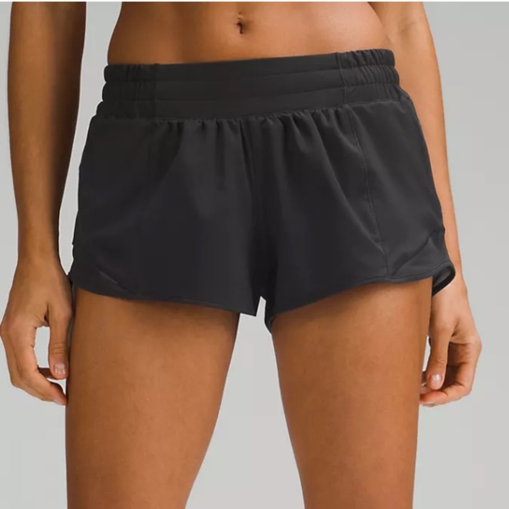 Lululemon Hotty Hot 2.5” low rise black short sz 6, like new